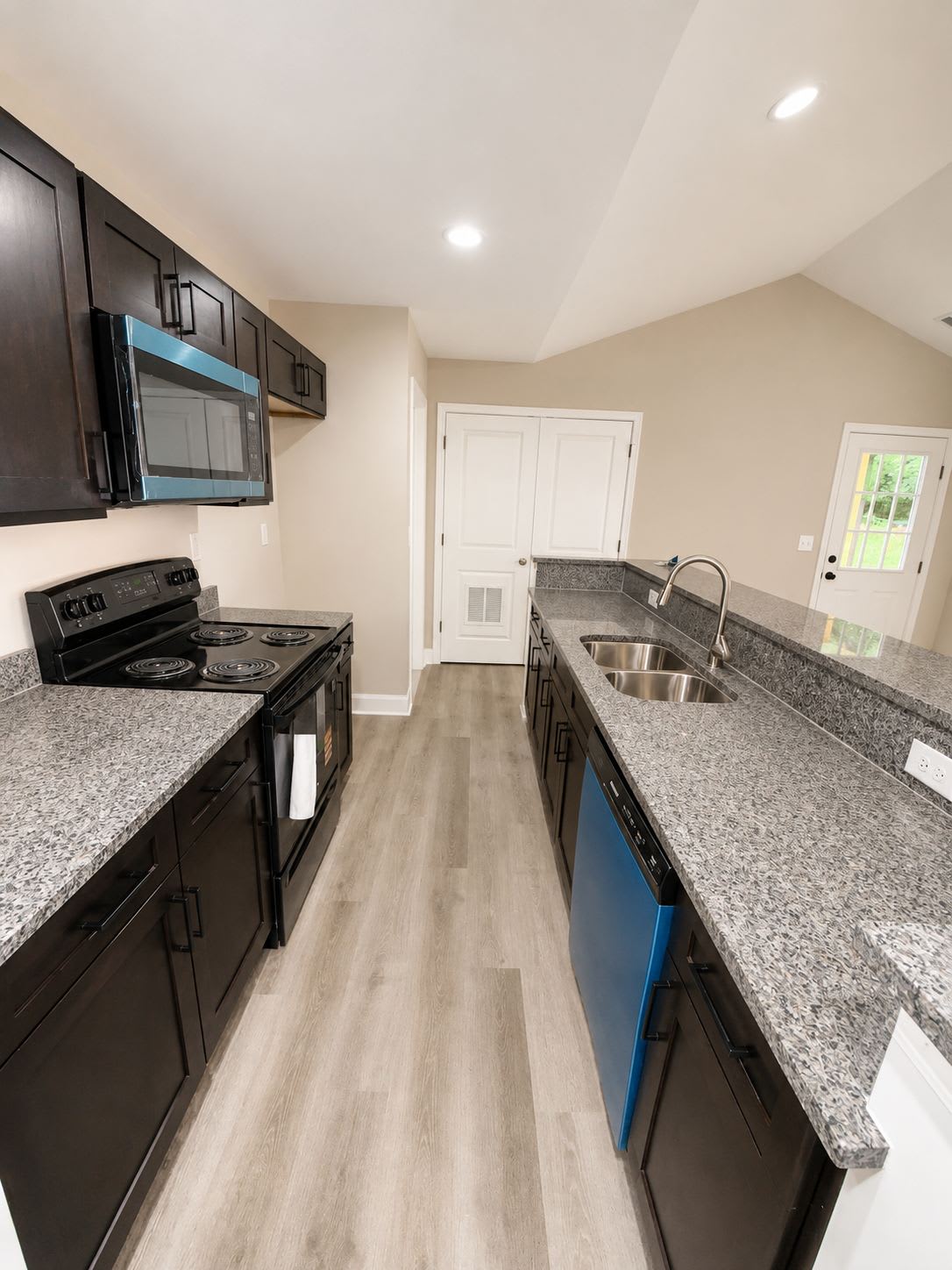 919 Roosevelt Street – photo 4