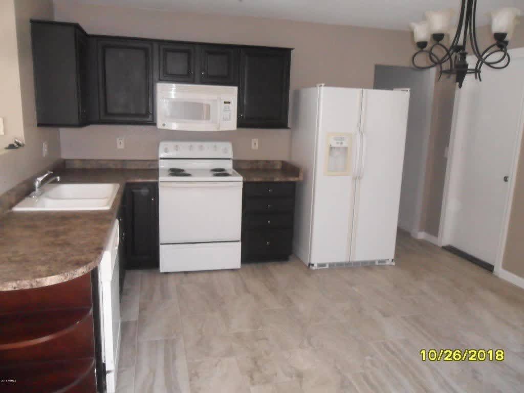El Mirage Home with Tile Flooring Throughout – photo 4