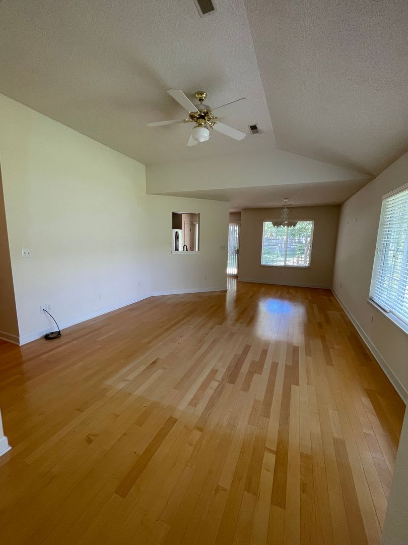 Super Nice 3bed, 2bath house with 2 car garage in Central Location – photo 3