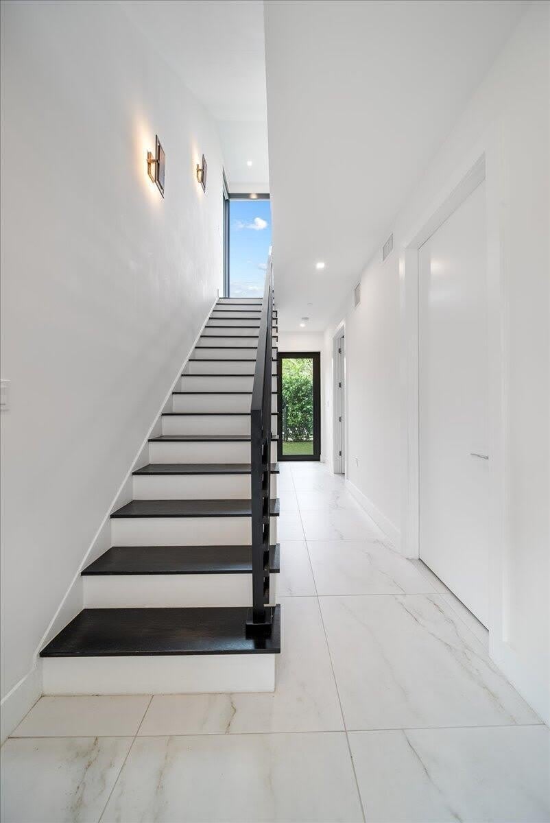 1052 N Victoria Park Road – photo 4
