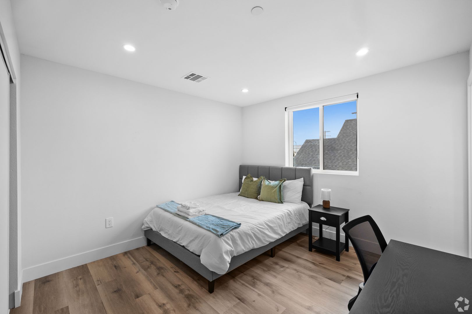MH 1419 W 35th St – photo 2