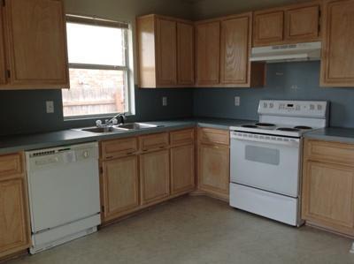 Available 09/24/26. Inviting floor plan! – photo 3