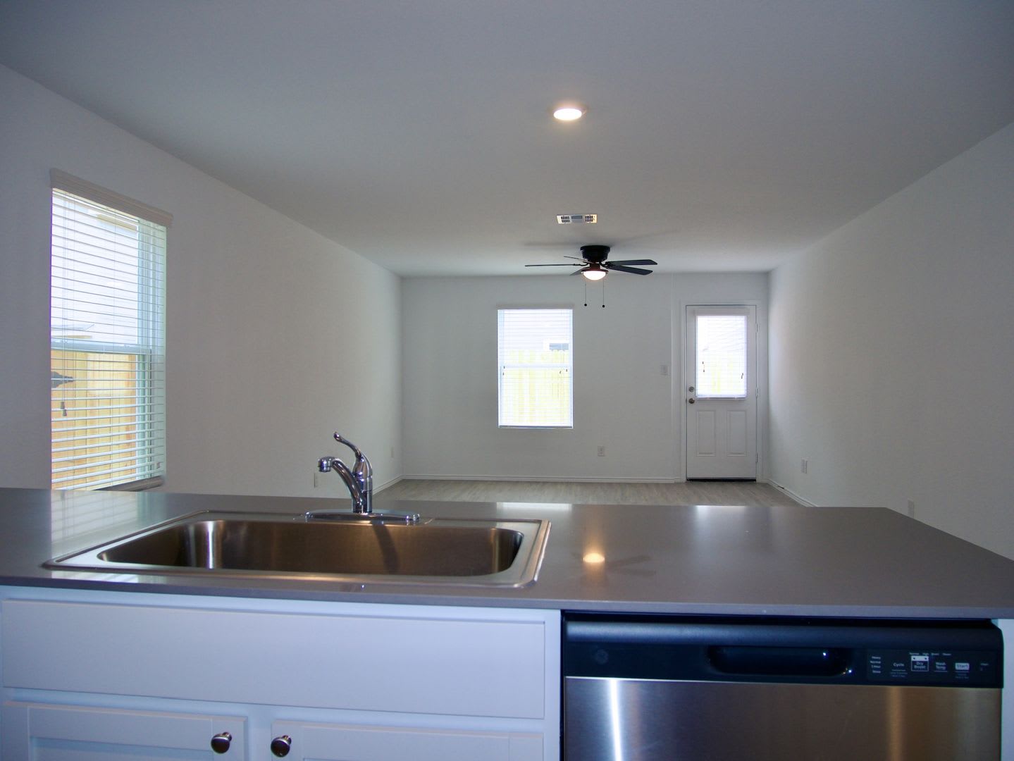Charming 3 Bed 2 Bath Home in Alamo Ranch – photo 4
