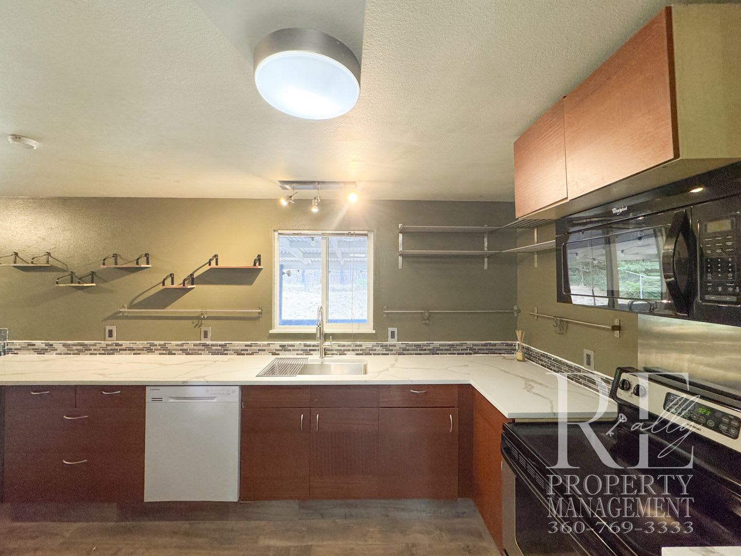 Spacious Port Orchard Split-Level with A/C, Two Living Areas & Fenced Backyard – photo 5