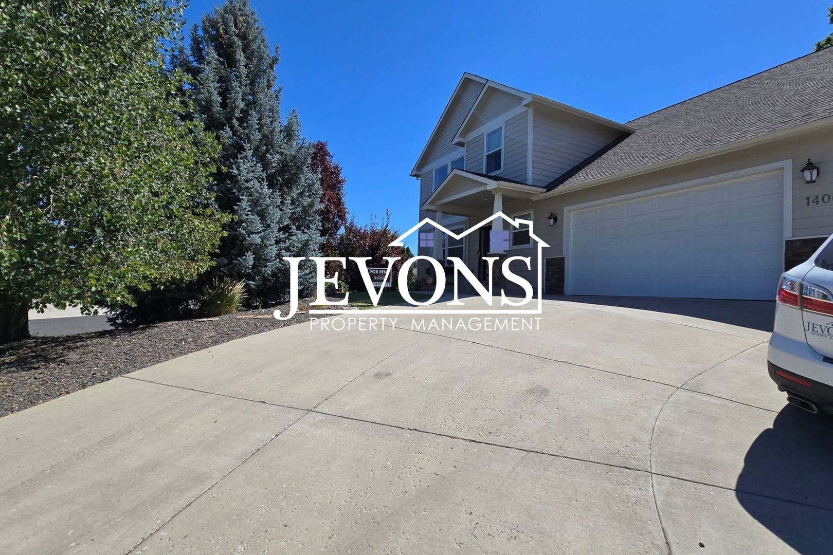 Spacious 3 Bed / 2.5 Bath Home in West Yakima with Large Bonus Room – Lawncare & Pest Control Included – photo 4