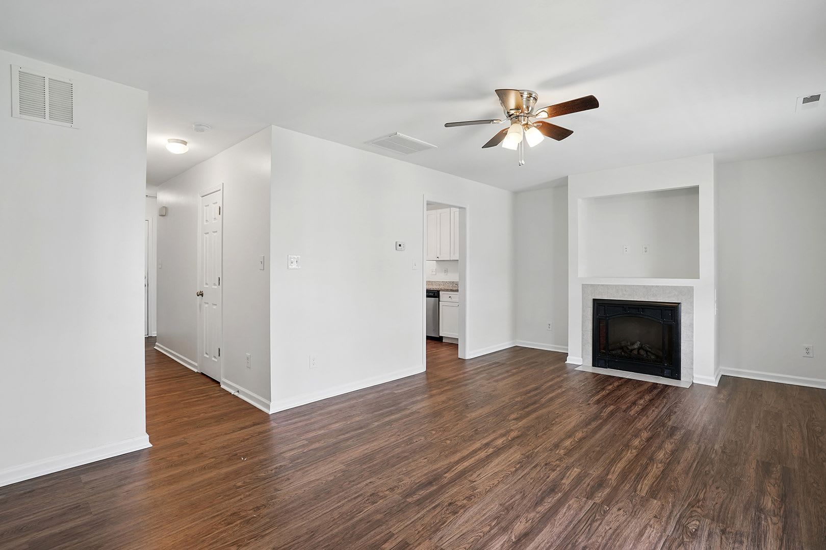 Beautifully Updated Townhome in Clayton – Available Now! – photo 5