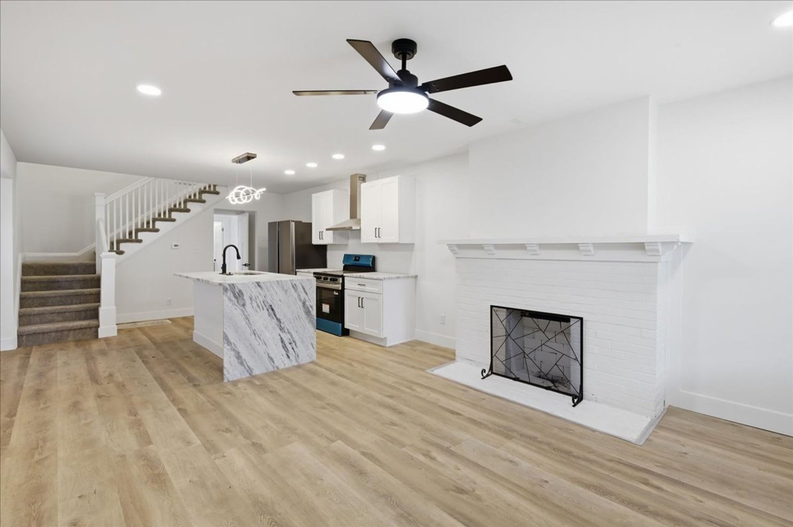 1036 N Parker Avenue 1 795 00 Mo Move In Special Sign A Lease By 7 30 And Receive A 250 Credit – photo 5