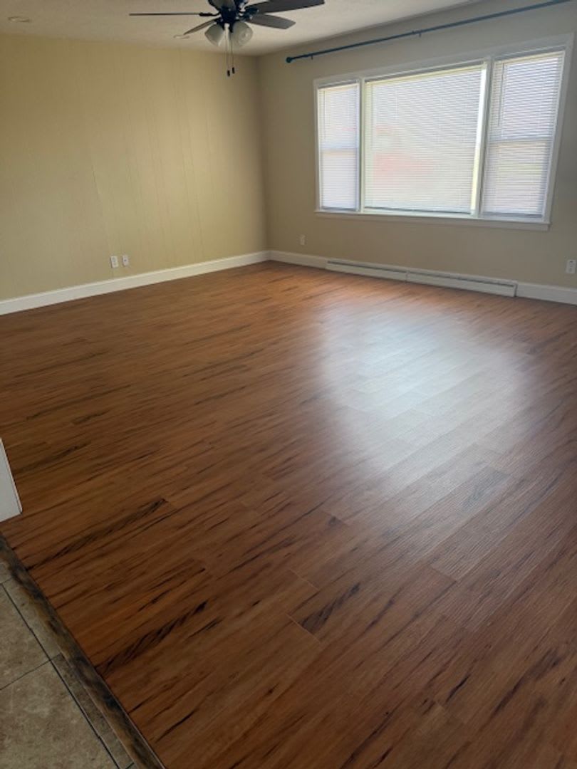 Beautiful 3BR home ten minutes from Bloomington with large lot. Recently refurbished and modernized – photo 2
