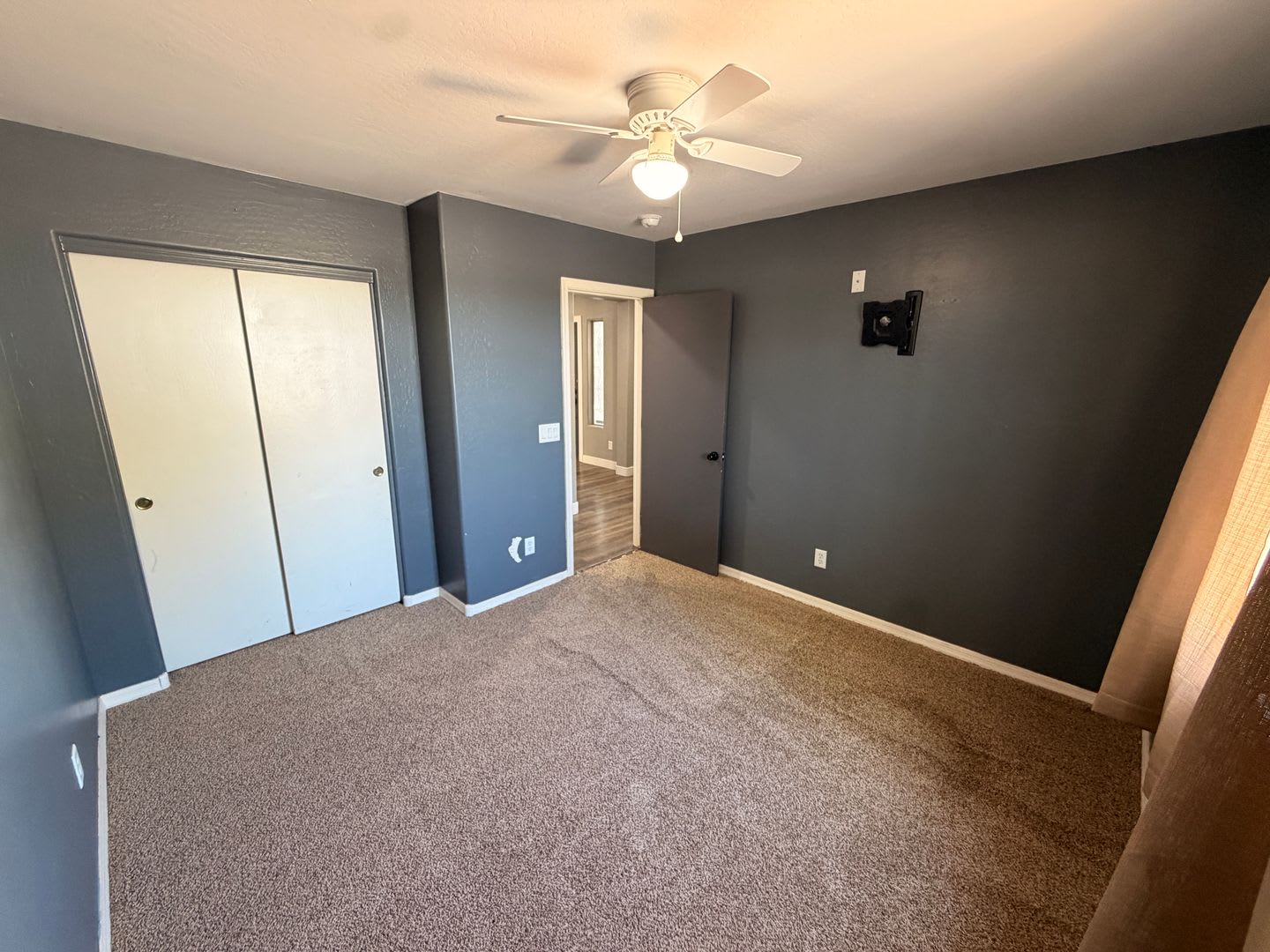 Pet Friendly Renovated 5-Bedroom Corner Lot Home with Luxury Upgrades – photo 5