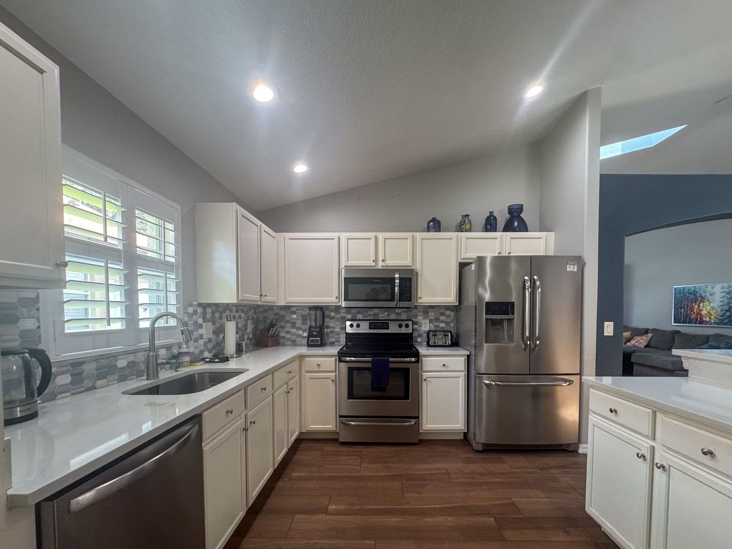 Beautifully updated and modern 5 bedroom 4 bathroom pool home located in the Orange Tree – photo 5