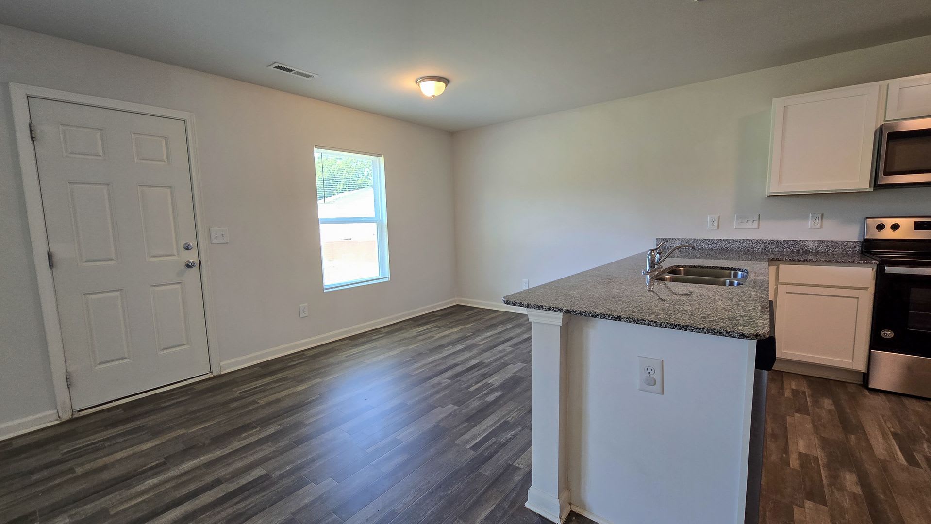1810 South Hill Ave – photo 3