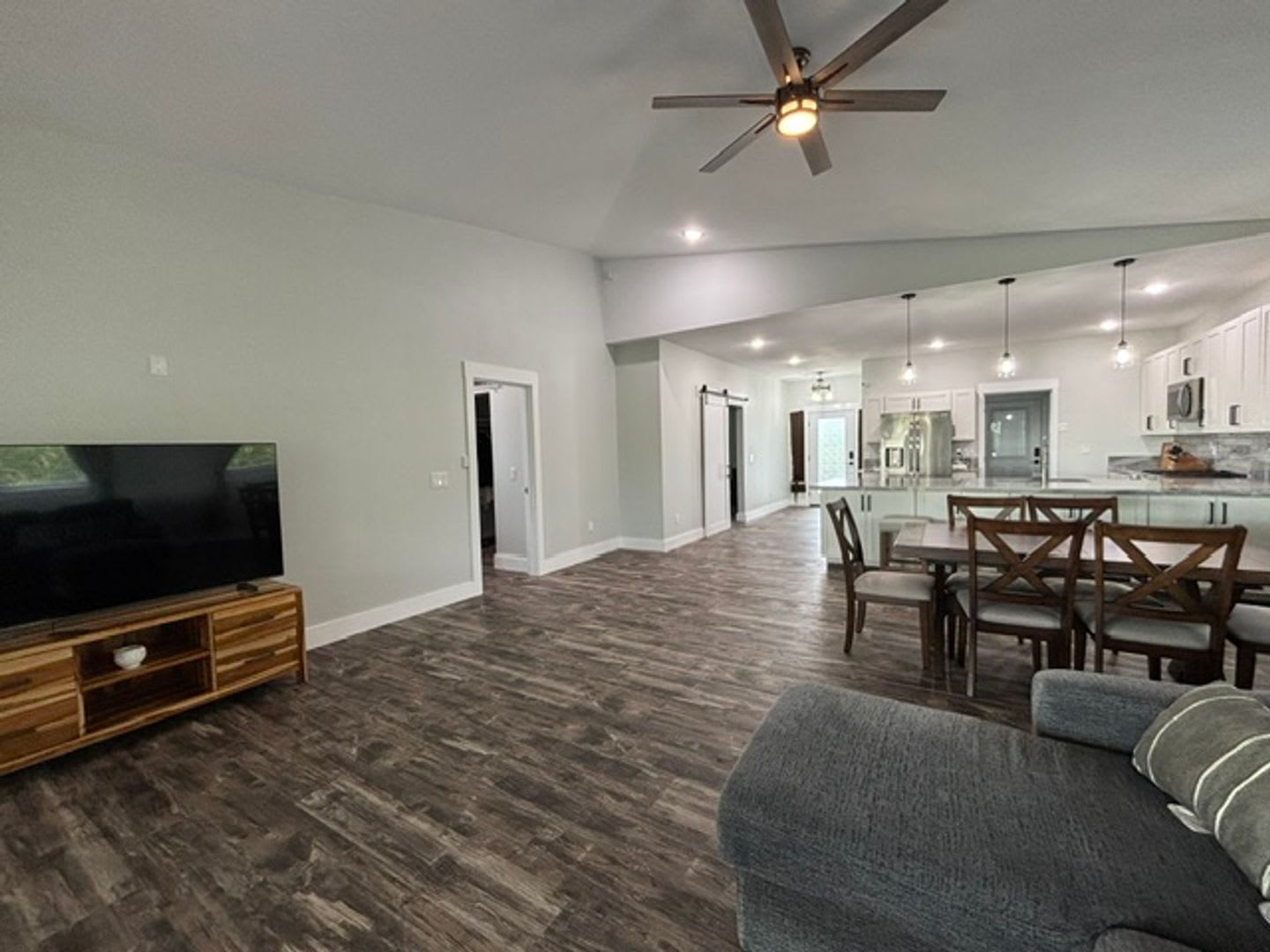 Gorgeous Pet Friendly 3 Bedroom / 2 Bath Executive Home in Discovery Harbor – photo 3