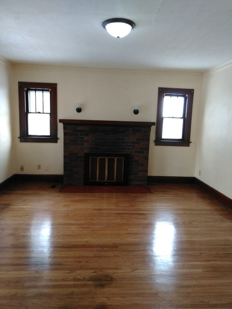 2 Bedroom House with Hardwood Floors – photo 2