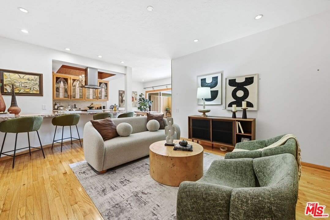 612 S Barrington Ave – photo 2