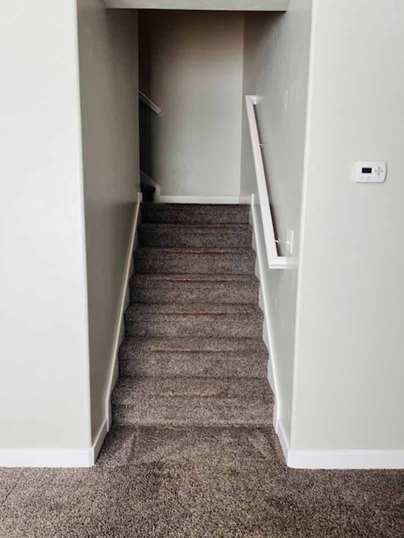 Beautiful home with central air and 2 car garage. – photo 5