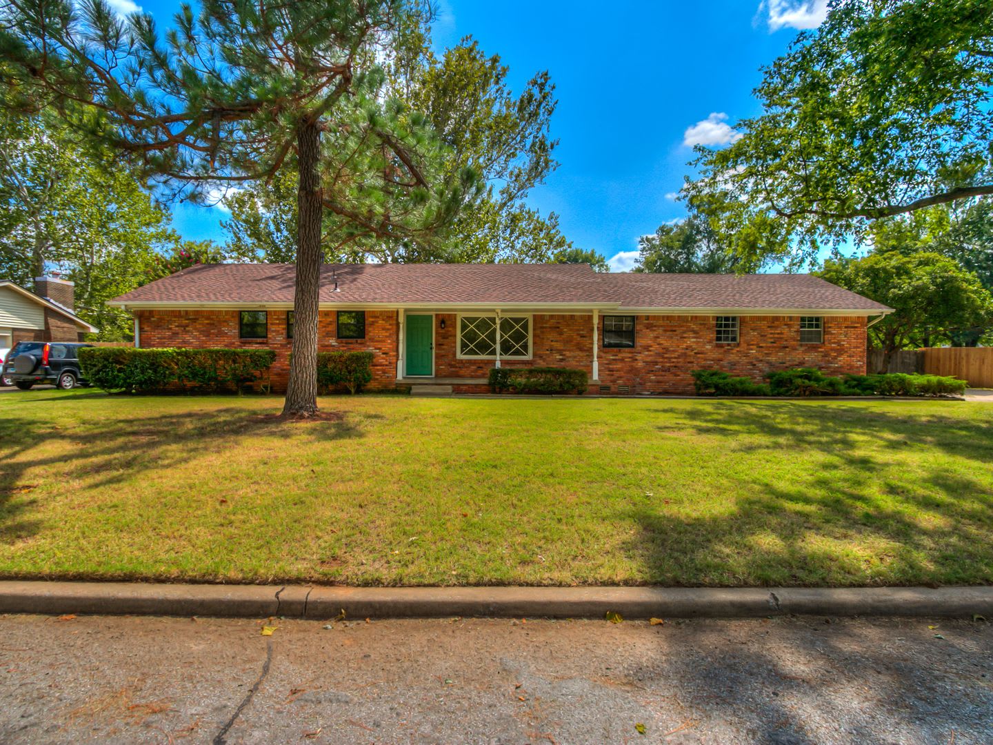 PRELEASING for Early Aug 2027! Updated (3) Bed, (2) Bath + Additional Living Area! – photo 2