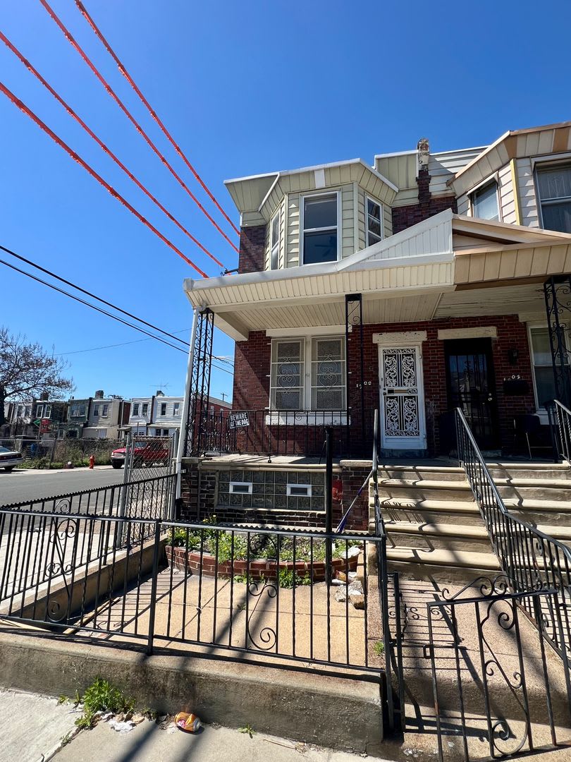 Stunning 3-Bedroom Townhome in Carroll Park! Available NOW! – photo 2