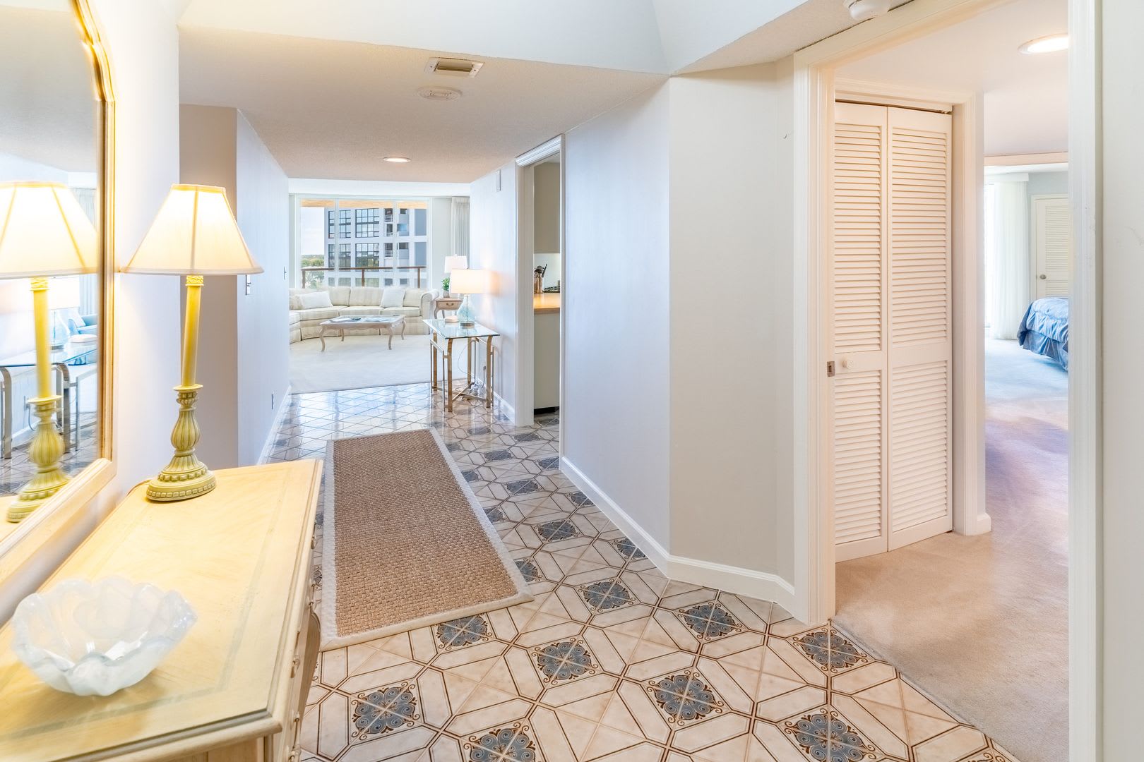 Annual Rental Available Now!!! Stunning 2BR/3BA 9th Floor Condo, Turnkey, Furnished – photo 5