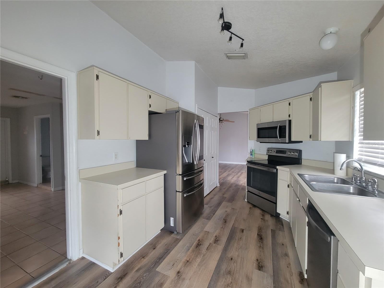 9827 DEAN COVE Lane – photo 3