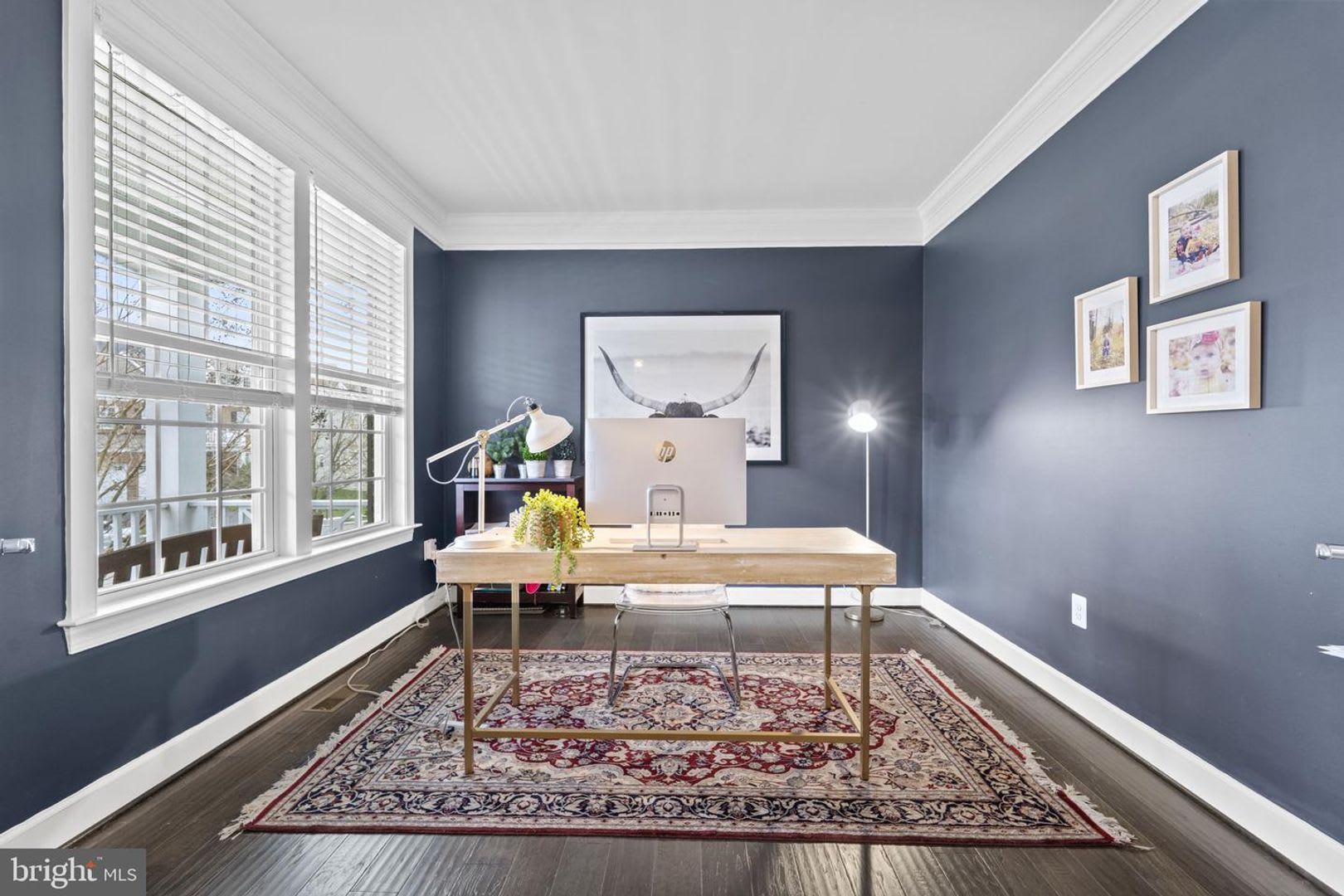 This Beautifully Maintained Single Family Home Offers Five Bedrooms Four And A Half Bathrooms A Spacious Open Concept Floor Plan And Modern Finishes Throughout – photo 4