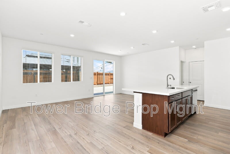 2456 Spotfin Street – photo 5