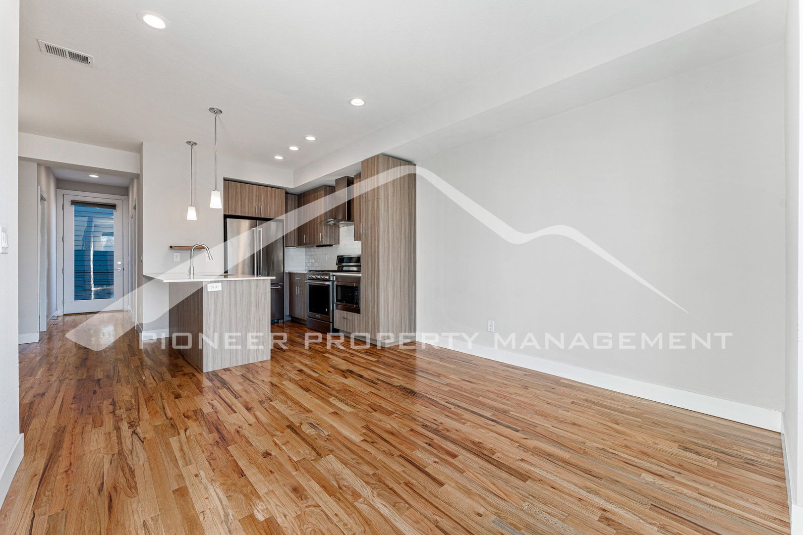 Modern home with 2-Car Attached Garage and Central AC! – photo 5