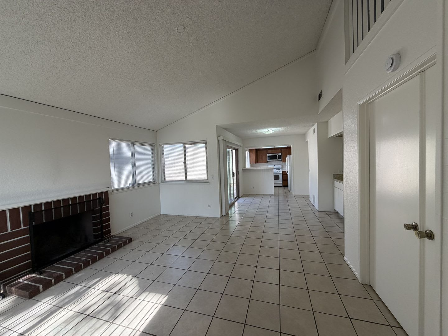 Redlands Townhouse in Great Complex 2+ 1.5 AVAILABLE NOW – photo 4