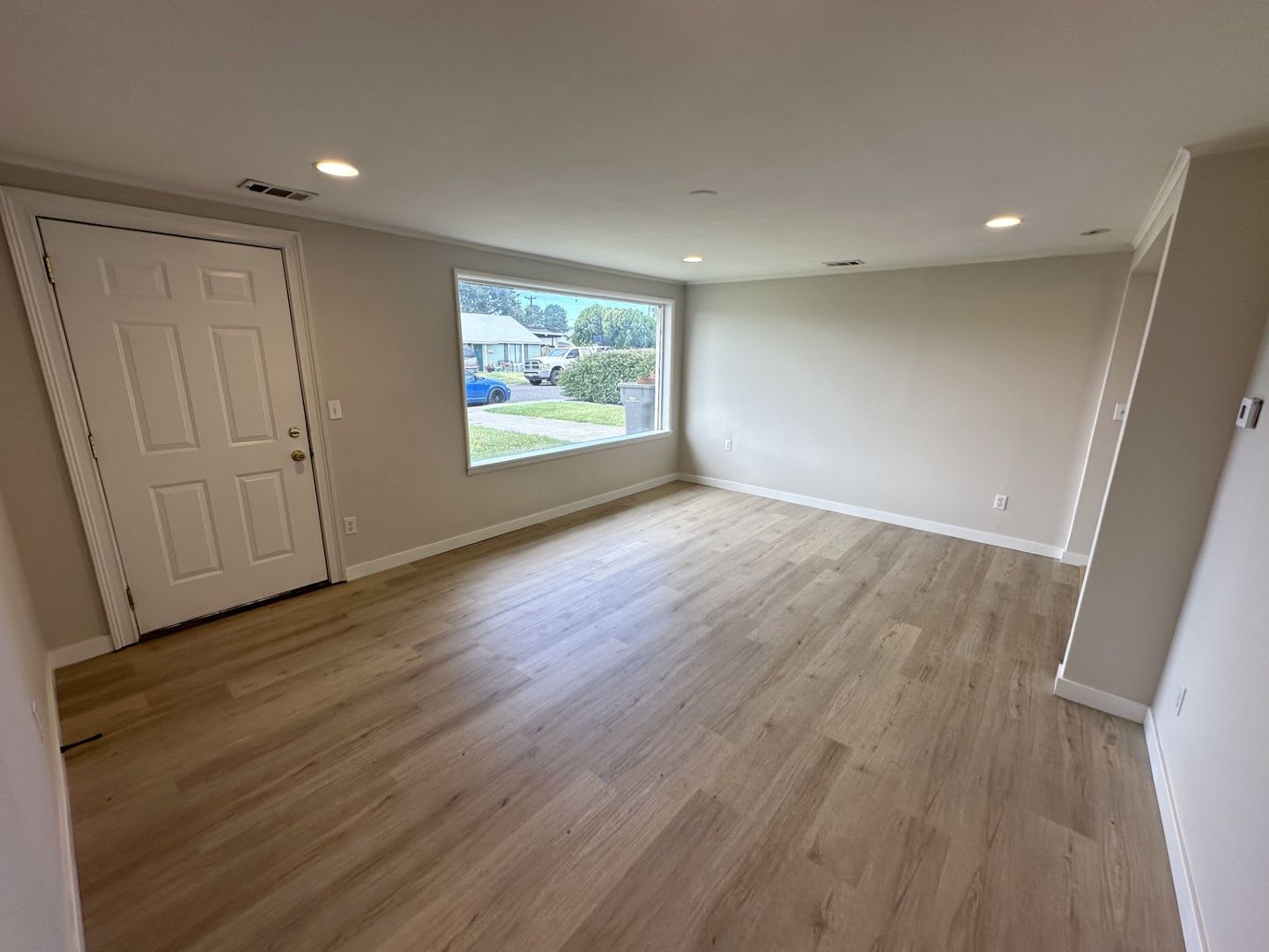 Well-Maintained 3-Bed, 1.5-Bath Home for Lease – 1,056 sq ft – photo 2