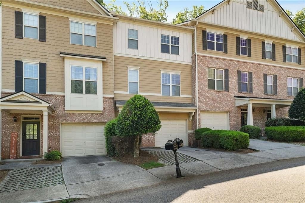 1798 Oakbrook Lane NW – photo 2