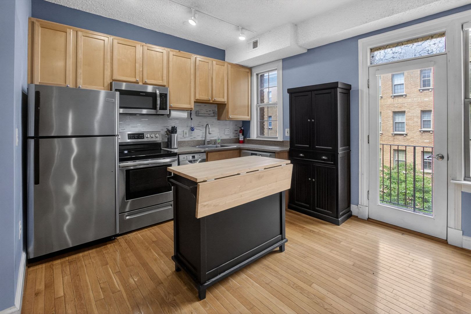Sunny 1br with Balcony in Columbia Heights! First Month Free! – photo 5