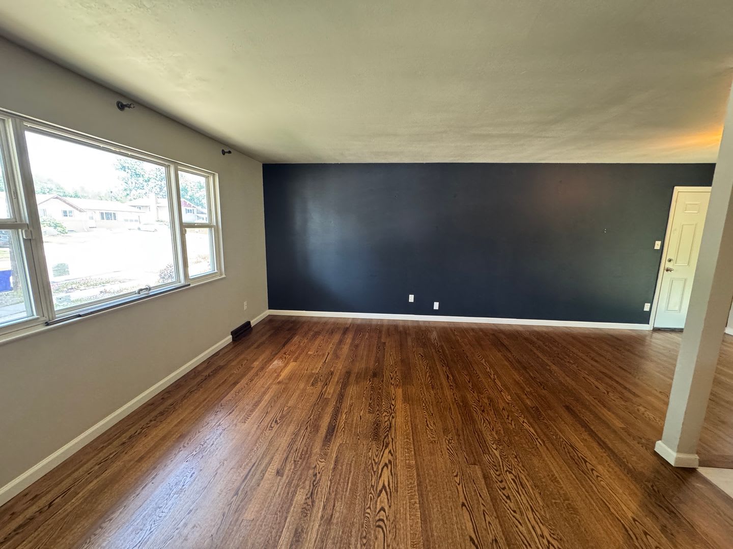 Stylish Tri-Level with Bonus Living Space and Huge Backyard! – photo 2