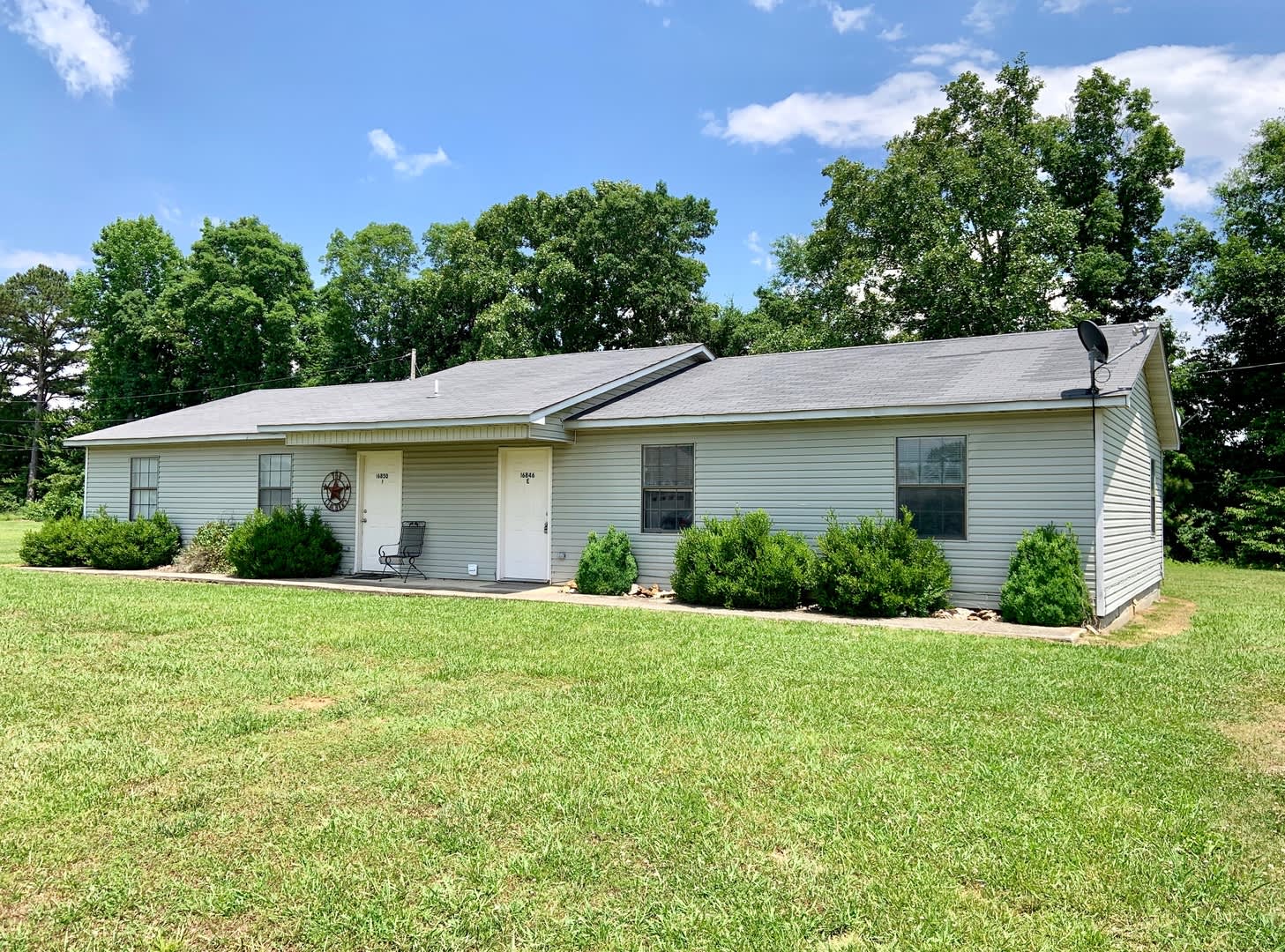 2 Bedrooom Duplex with Yard – photo 1