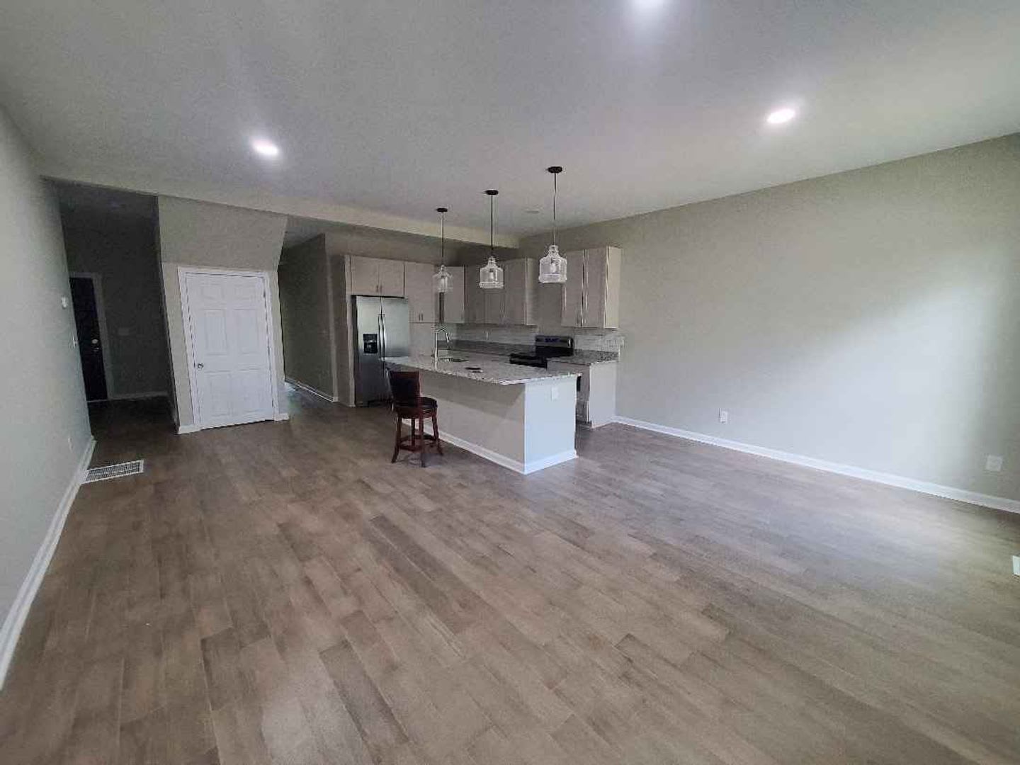Room In 4 Bedroom Home At Athens Ave – photo 3