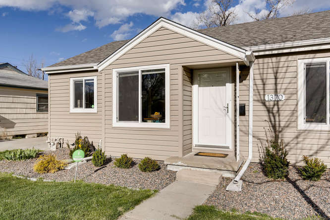 1370 Xanthia St – photo 4