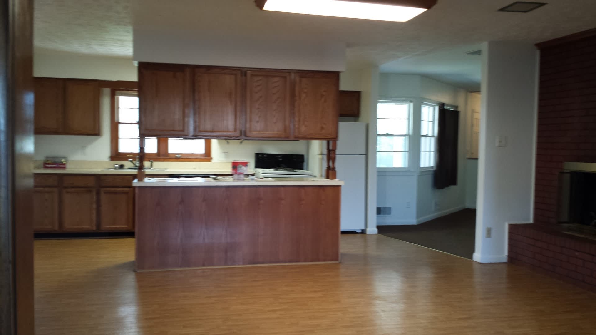 5 Bedrooms 2 Bath House With Attached Garage – photo 3