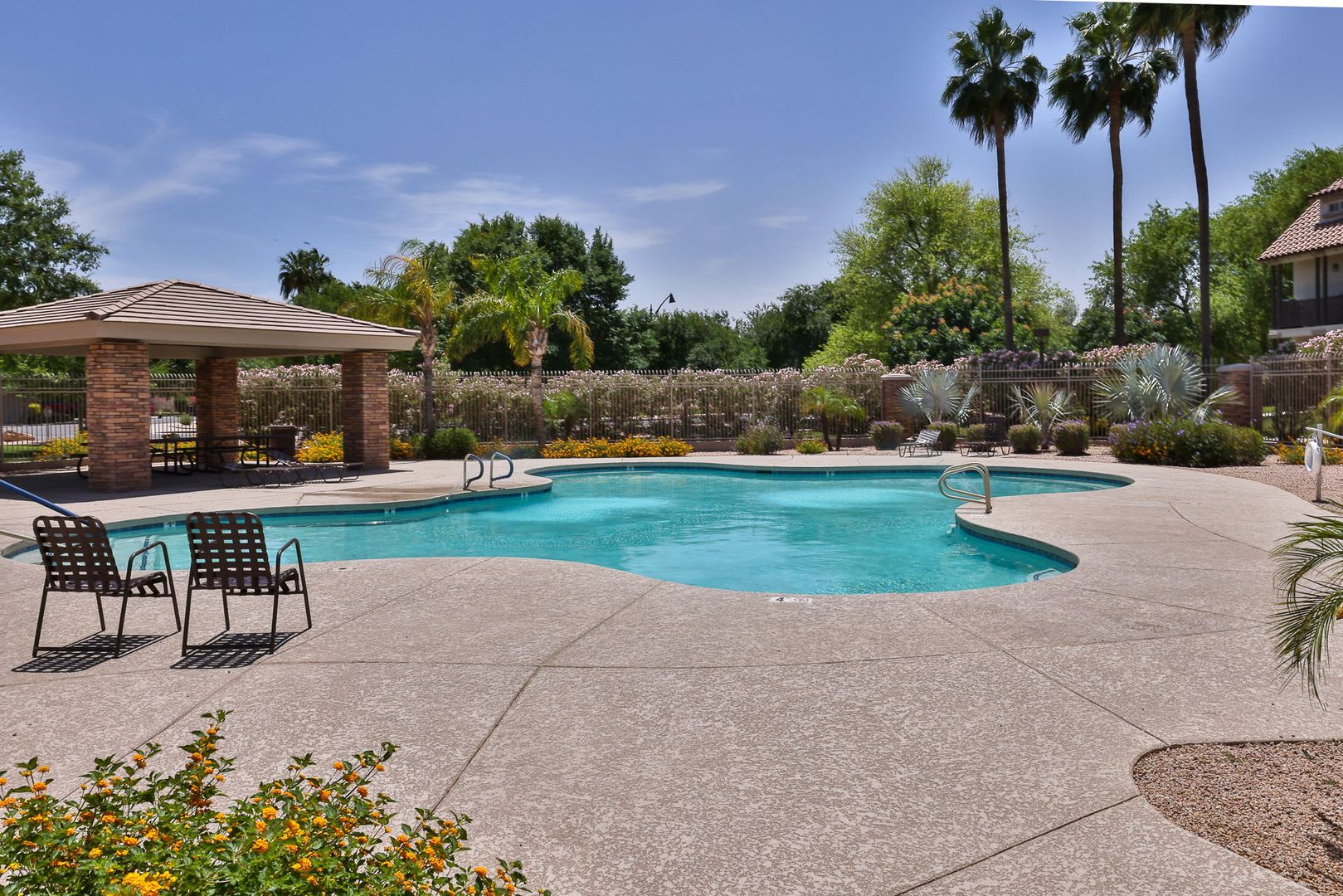 Beautiful Gilbert 3 bed/3 bath Home in The Gardens Community – photo 2