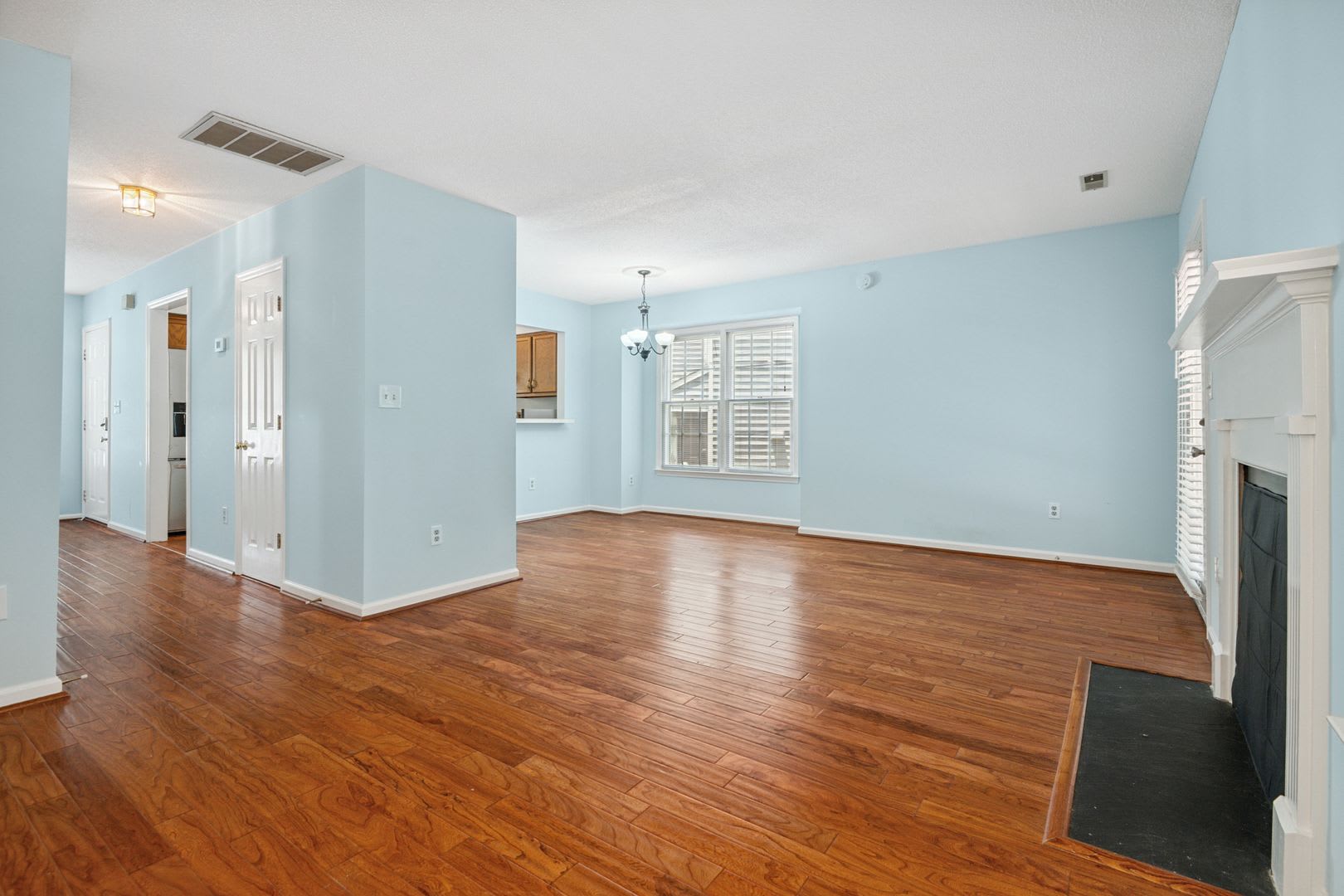 Price Drop 500 Off First Month S Rent Woodcroft End Of Unit Townhouse With Large Bedrooms – photo 5