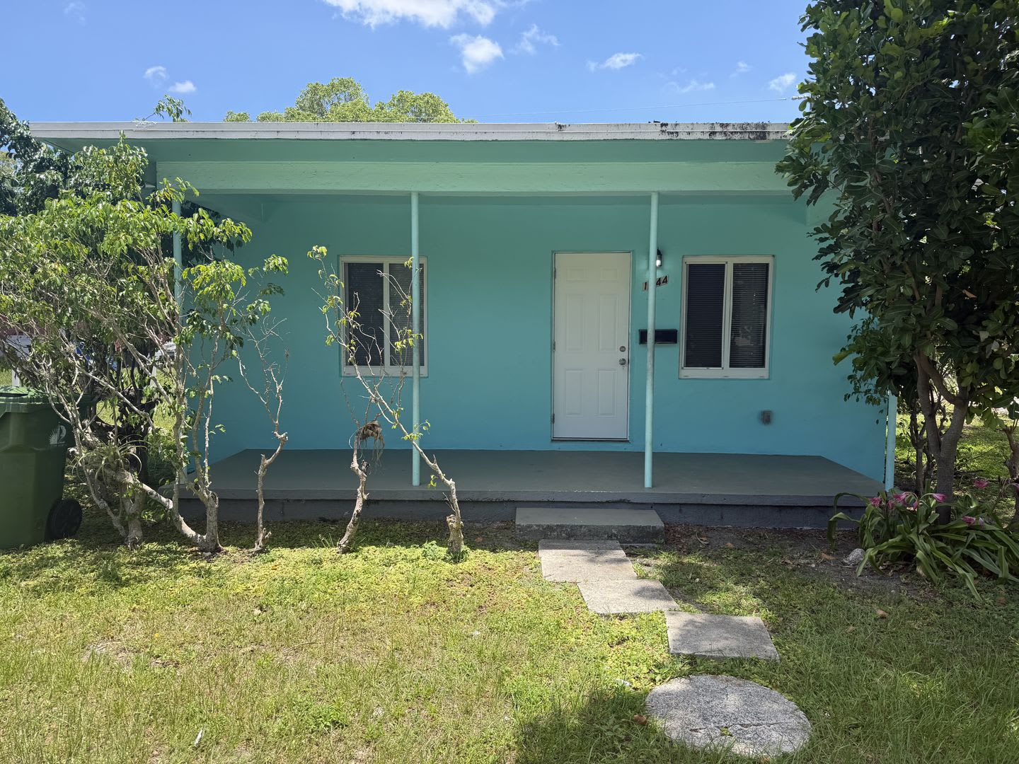 Freshly rehabbed, centrally located 2/1! – photo 1