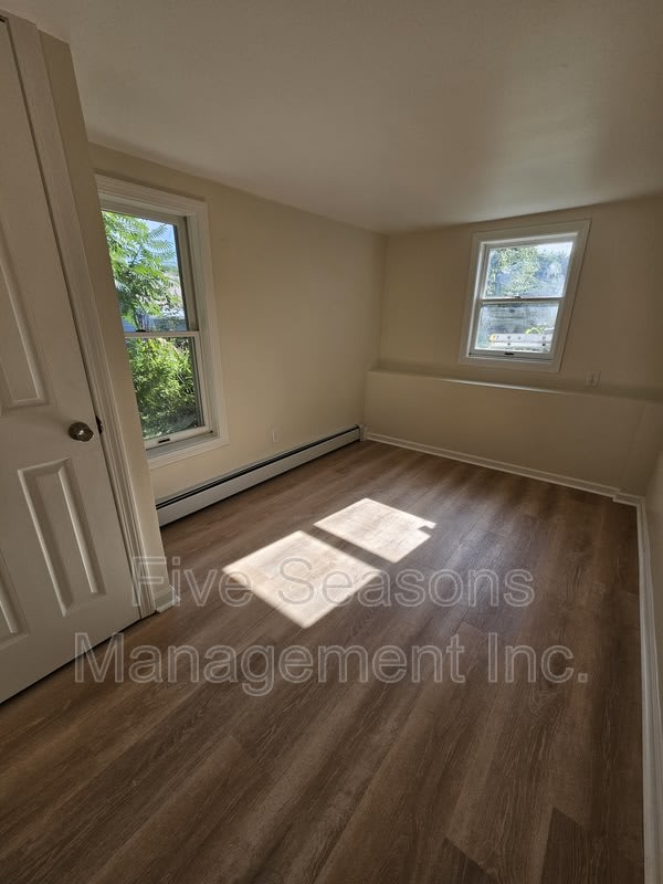 465-467 Colchester Avenue – photo 4