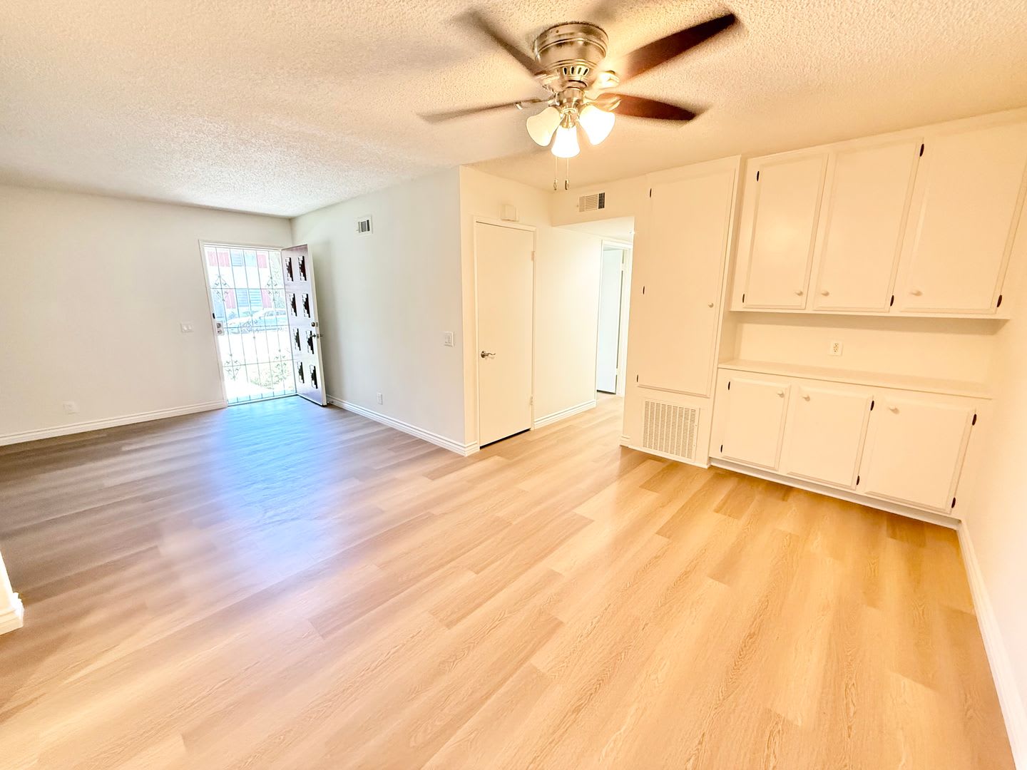 Newly Remodeled 3 Bedroom Condo with Assigned Parking – photo 4