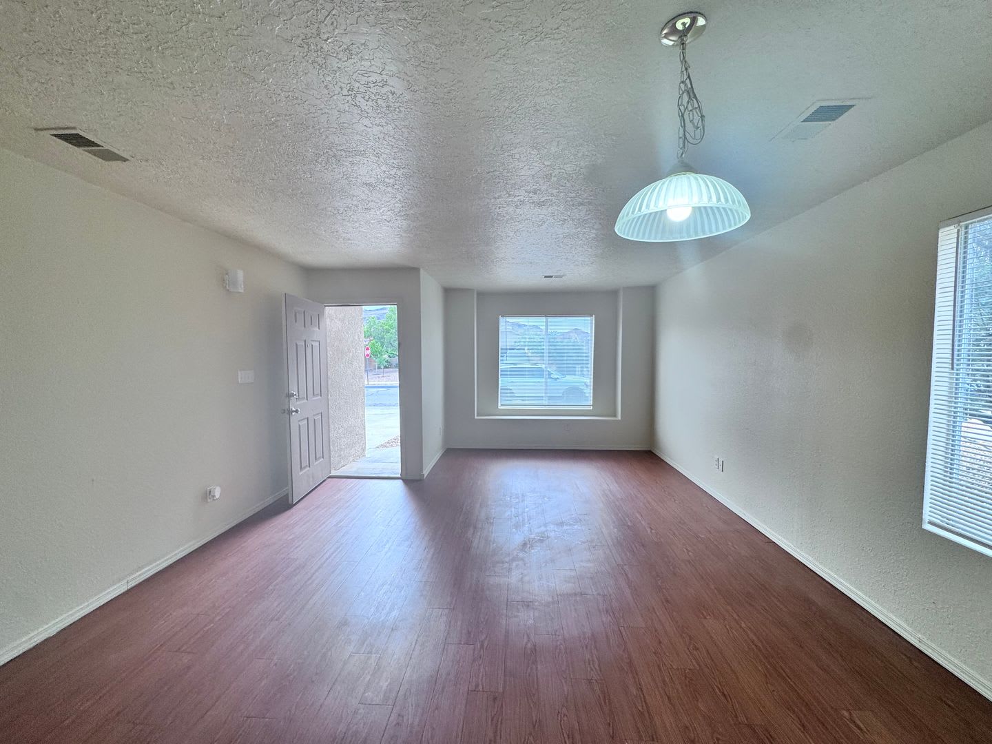 4 Bed 2 Bath Home New Carpet – photo 4