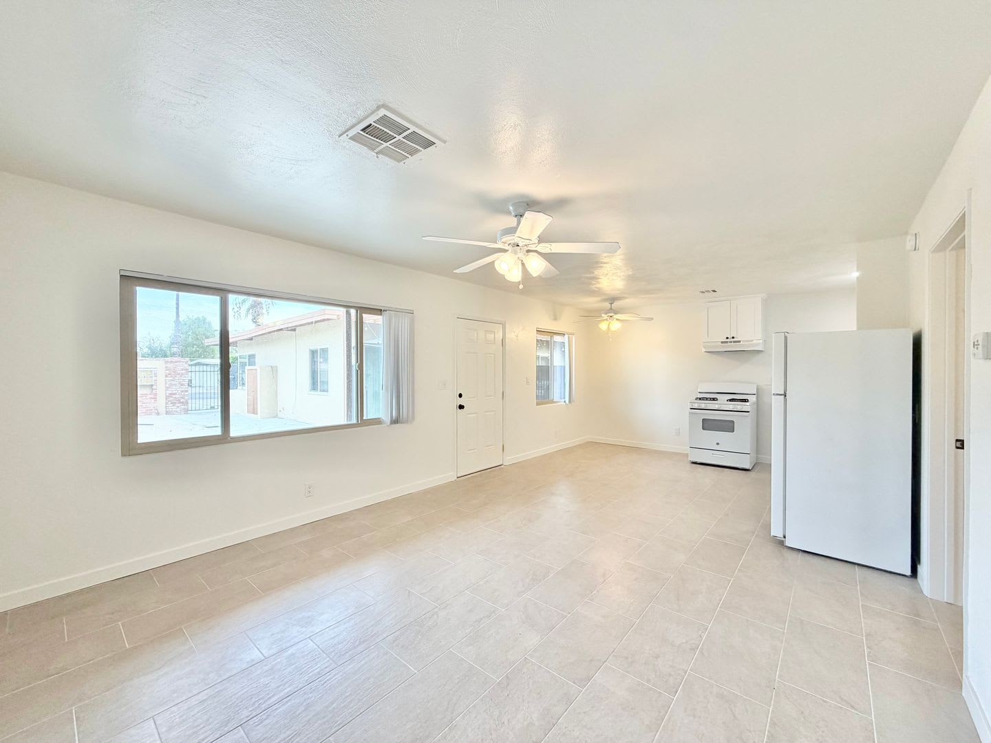 AVAILABLE NOW!! 1 Bedroom, 1 Bathroom Apartment in Palm Springs! – photo 4