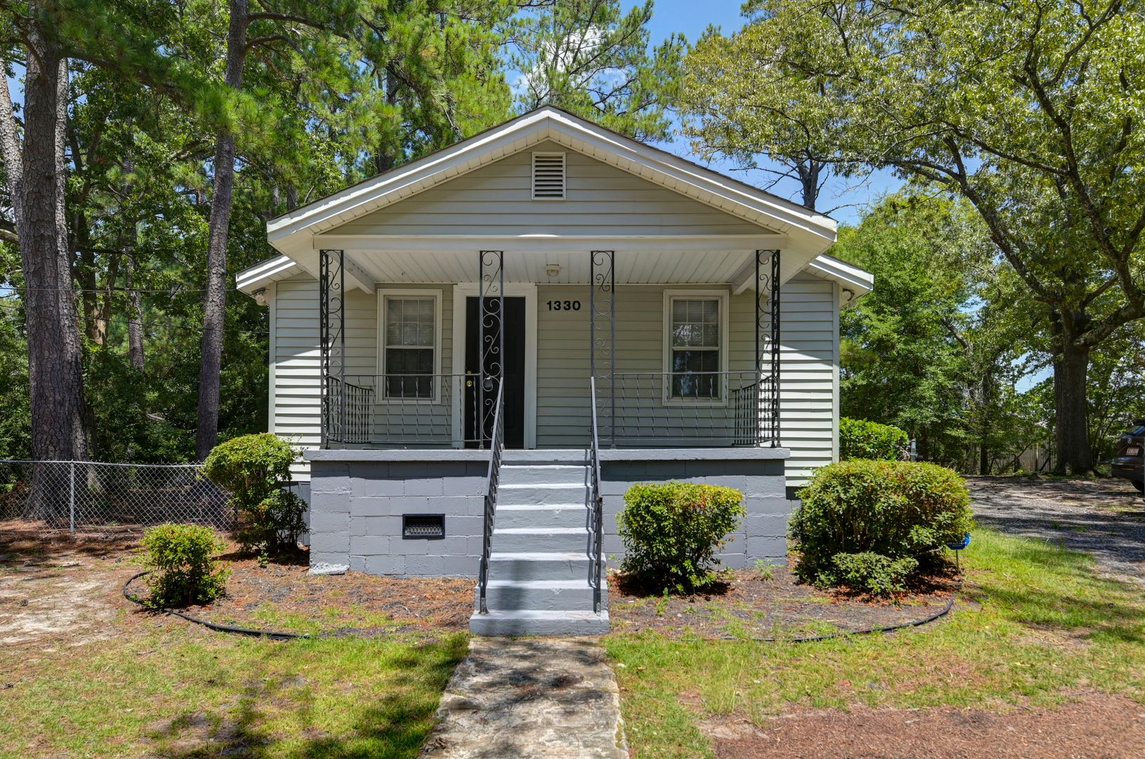 Charming 2 Bedroom Home, close to USC & located on a Large Lot! – photo 1