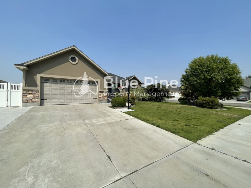 340 Chateau Drive – photo 1