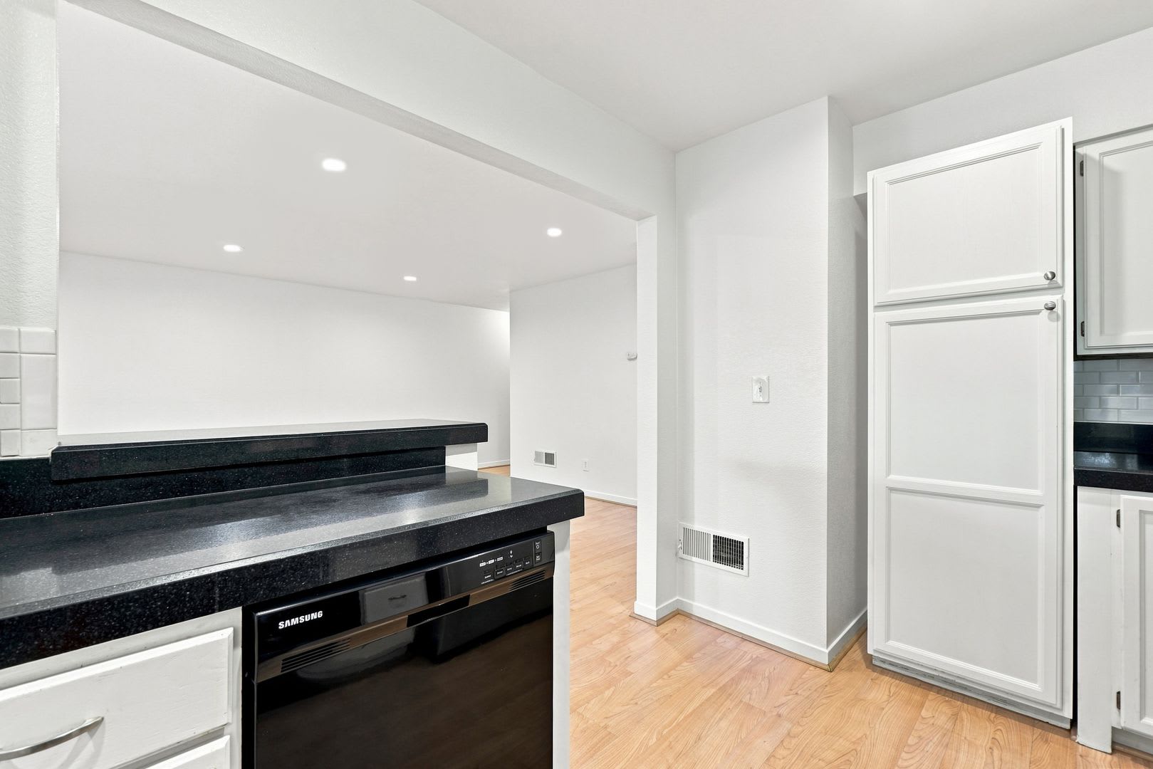 Beautiful Spacious 2-bedroom 2-Bath Townhome in Pleasant Hill! – photo 3