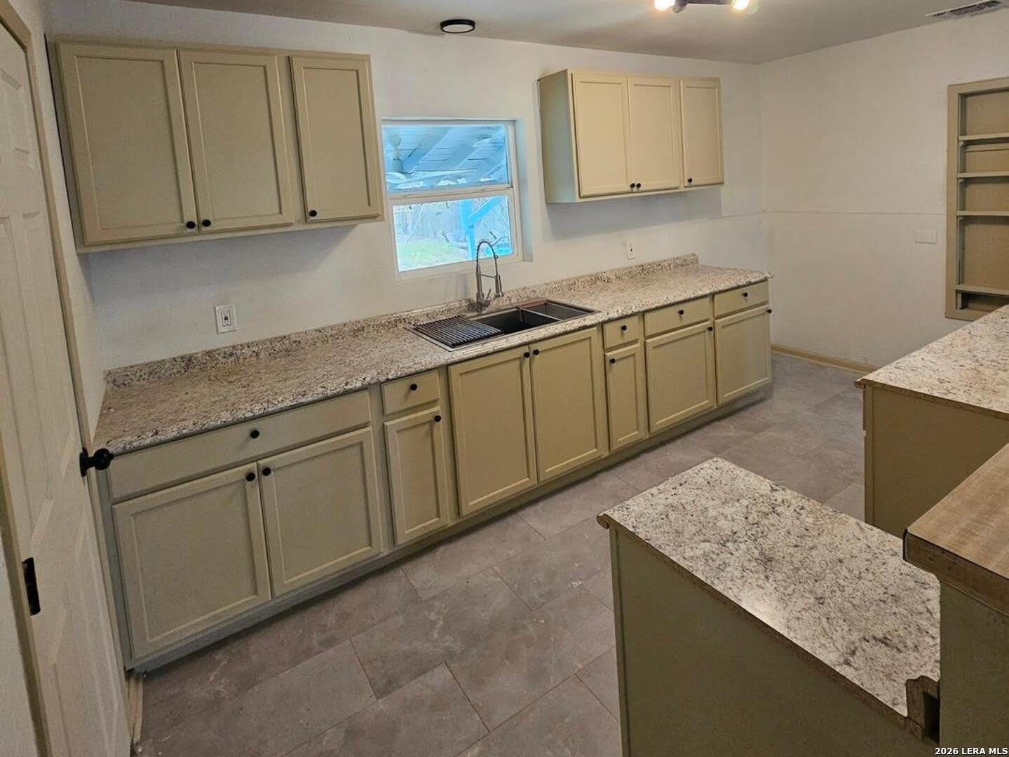 335 Baker – photo 5