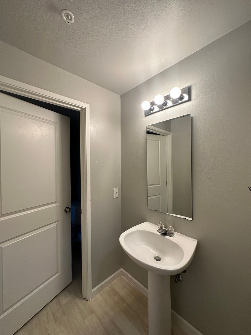 Interlake Apartments – photo 2