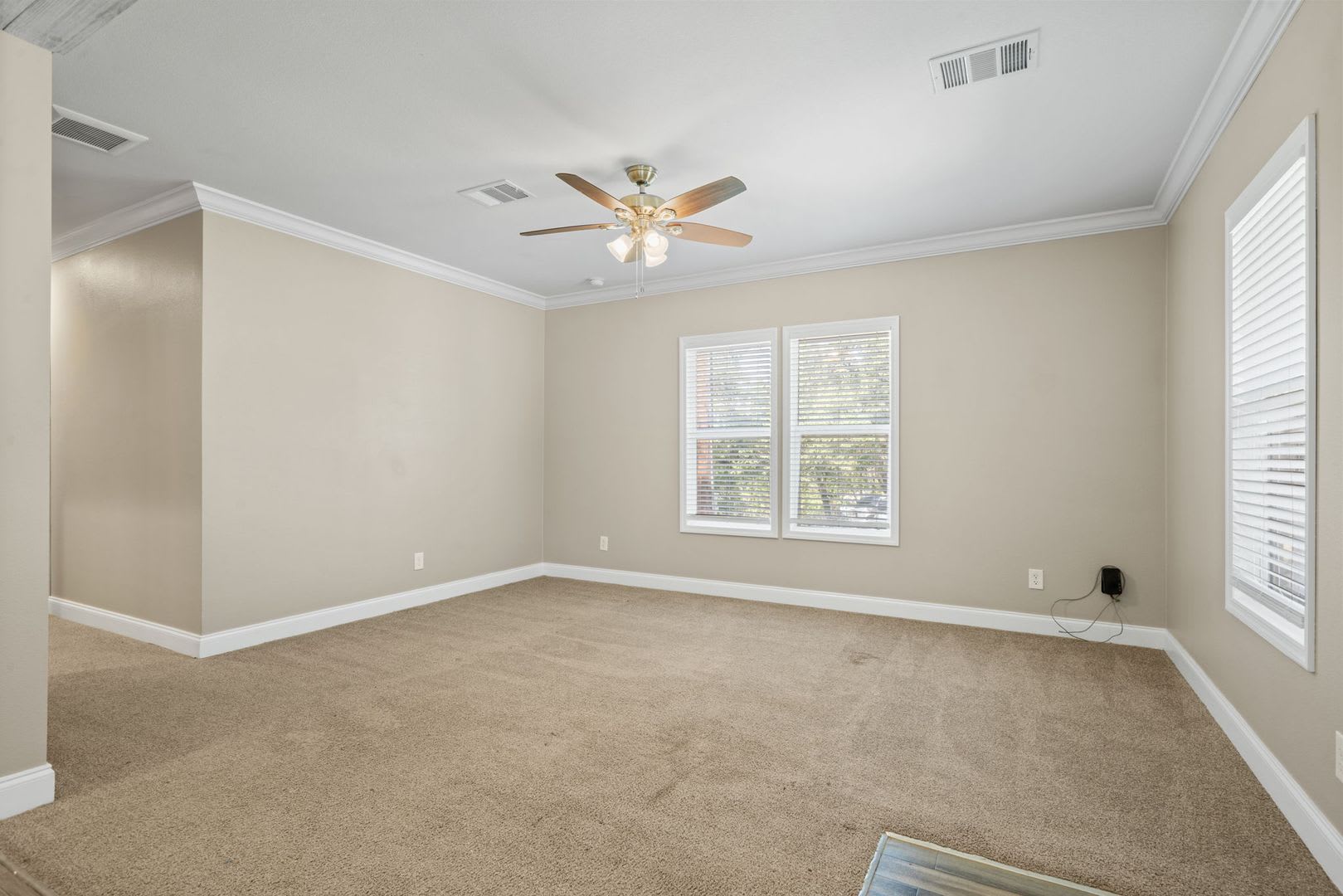 Beautifully Updated 3-Bedroom Home in Canyon Lake – photo 4