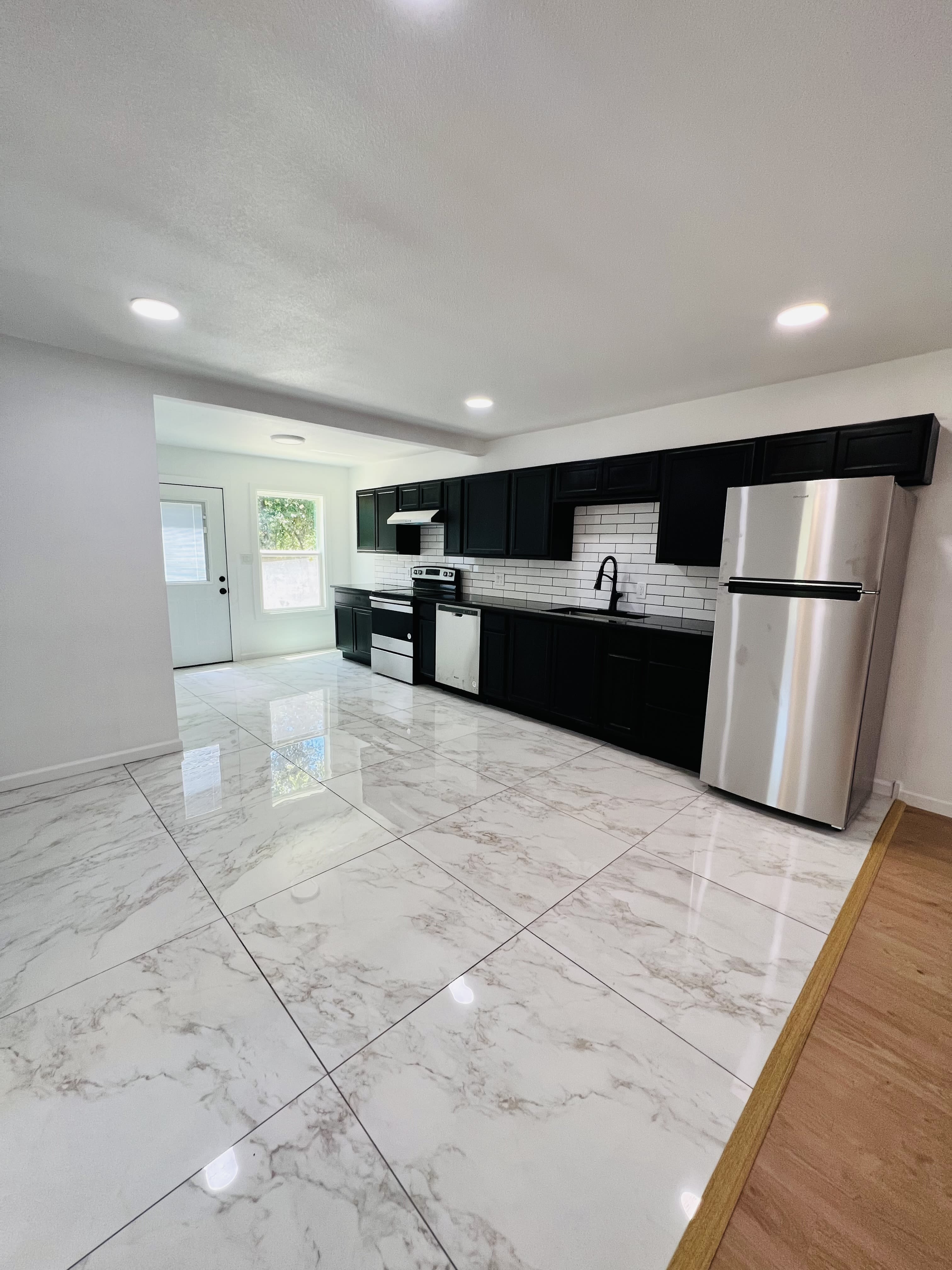 2705 W Sycamore Ave – photo 5