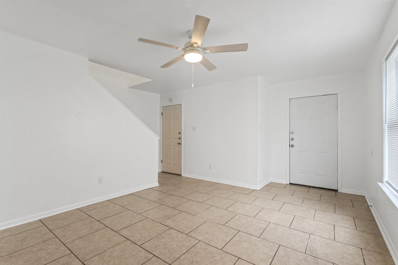Close to Fort Hood! Town Home featuring 2 Bedrooms, 1.5 Baths, and 1 Car Garage – photo 4